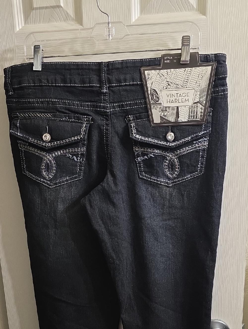 Women’s Straight Leg Jeans in Black with Embroidered Back Pockets Size 16